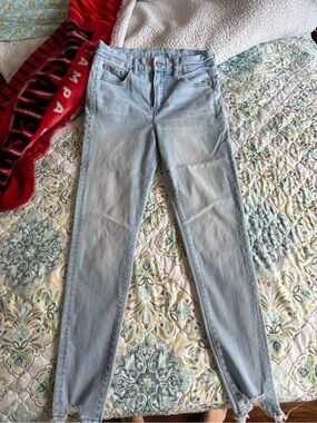 American Eagle Outfitters Light Wash Skinny Jeans